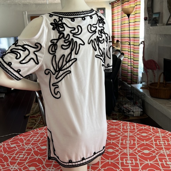 Open shoulder tunic top.  Size M - Picture 3 of 5